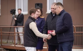 В Новокузнецке 102 человека получили ключи от новых квартир, их вручил Илья Середюк