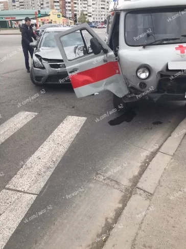 Фото: На кемеровском перекрёстке иномарка столкнулась со скорой  3