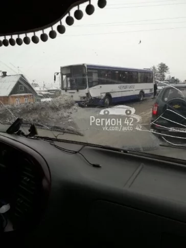 Фото: На улице Нахимова в Кемерове машину смяло после ДТП с автобусом 1