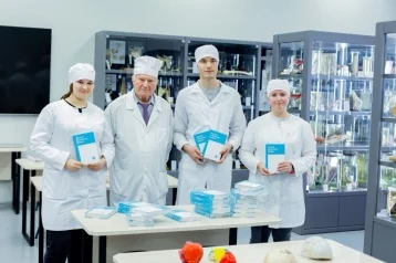 Фото: Кемеровский медицинский университет помог пополнить библиотеку Горловского медицинского колледжа 1