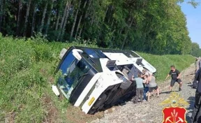 В Кузбассе на трассе опрокинулся автобус с 30 пассажирами: есть пострадавшие