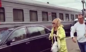 Виновного в выезде автомобиля Пугачёвой на перрон вокзала назвали в РЖД