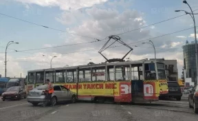 В Кемерове из-за ДТП трамвай заблокировал дорогу