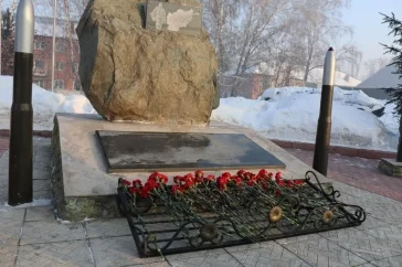 Фото: Сергей Цивилёв возложил цветы к памятнику воинам-интернационалистам в Кемерове 3