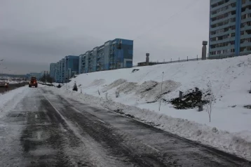 Фото: Найти и уничтожить: в Кемерове дети остались без горки на Московском проспекте 1