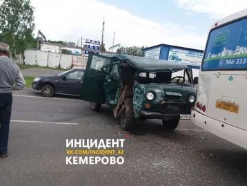 Фото: В Кемерове столкнулись ПАЗ и «Буханка» 2