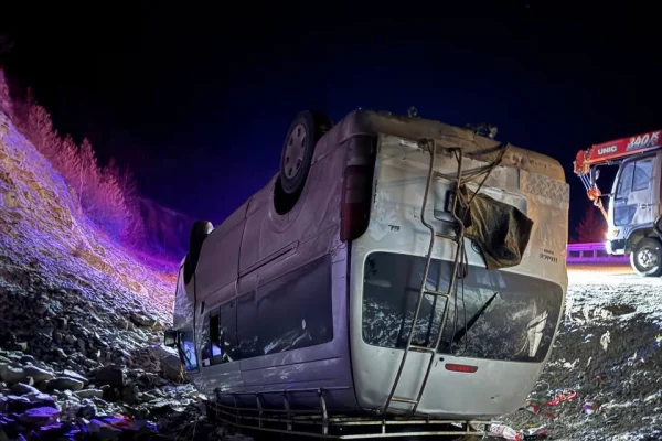 В Туве на трассе перевернулся микроавтобус, 10 человек пострадали