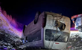 В Туве на трассе перевернулся микроавтобус, 10 человек пострадали 