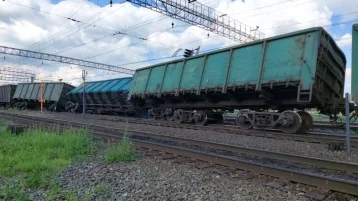 Фото: В Кузбассе образовалась двухчасовая задержка поездов после схода трёх вагонов с рельсов 1