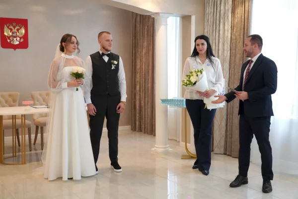 В Междуреченске открыли обновлённый ЗАГС, мэр поздравил первых молодожёнов