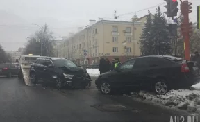 В центре Кемерова авария с иномарками спровоцировала затор