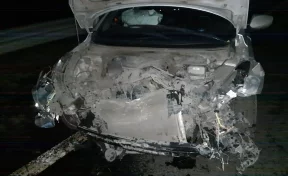 На трассе в Кузбассе Hyundai протаранил отбойник, есть пострадавший