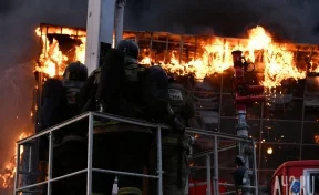 В МЧС назвали предварительную причину пожара в кемеровском автосалоне