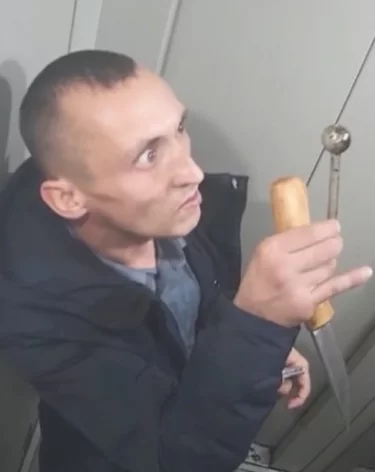 В Кузбассе арестовали мужчину, который катался в лифте с ножом и пугал жильцов