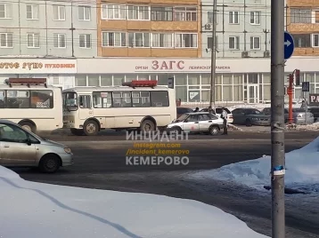 Фото: В Кемерове легковой автомобиль въехал в маршрутку 1
