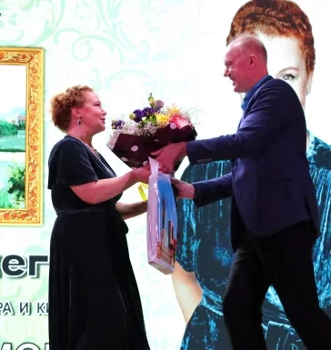 Фото: «Публика ждала с нетерпением»: кузбасский мэр показал фото с выступления актрисы Татьяны Абрамовой 2