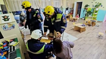 Фото: Голова застряла в стуле: детсадовцу потребовалась помощь спасателей в Кемерове 1