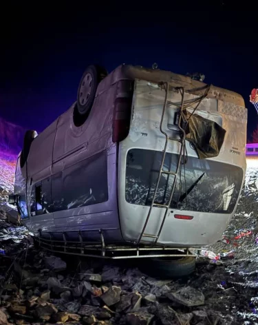 В Туве на трассе перевернулся микроавтобус, 10 человек пострадали