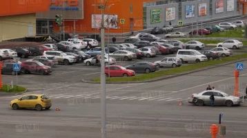 Фото: В Кемерове возле крупного ТЦ произошло ДТП 1
