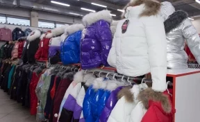 В Кузбассе таможенники выявили контрафактную одежду известных брендов