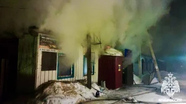 Фото: «Гробы горят»: в Кузбассе загорелся салон ритуальных услуг 2