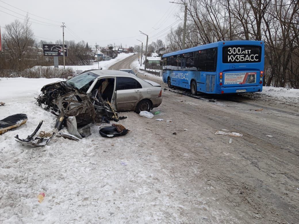 В Прокопьевске пьяный водитель врезался в городской автобус с пассажирами 