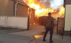 37 человек тушили пожар в частном доме в Кузбассе