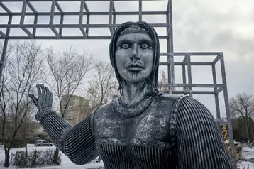 Фото: «Пугающий» памятник Алёнке продали на аукционе за 2,6 млн рублей 1