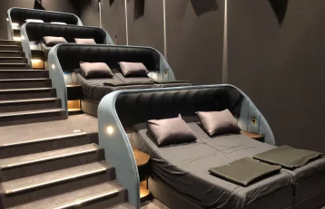 Фото: В Швейцарии открылся кинотеатр с двуспальными кроватями вместо кресел 1