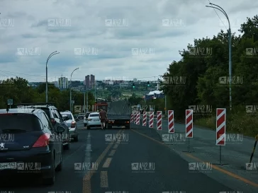 Фото: В Кемерове грузовик и легковушка не поделили полосу у въезда на Кузбасский мост 3