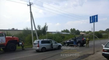 Фото: В Кемерове автомобиль сбил фонарный столб 1
