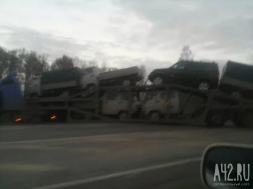 Фото: В Кузбассе полный машин автовоз слетел в кювет 3