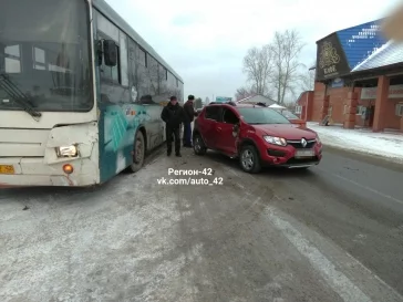 Фото: В Кемерове автобус врезался в иномарку 3