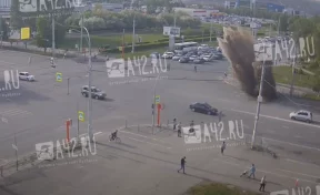 В Кемерове на оживлённом перекрёстке порыв воды разрушил асфальт, инцидент попал на видео