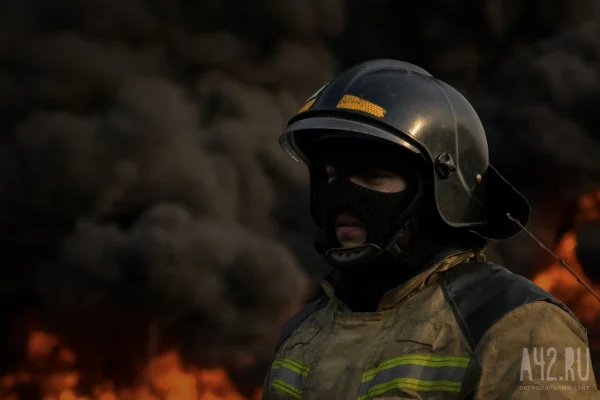 В Липецке тушат мощный пожар в промзоне на площади в 2 500 квадратных метров