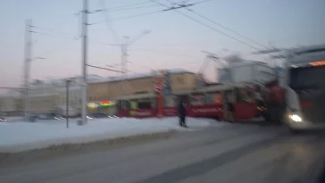 Фото: В Кемерове трамвай врезался в бензовоз 2