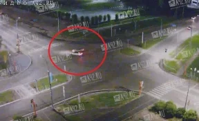 В Кемерове автомобилист чудом избежал аварии: момент удачного дрифта и несостоявшегося ДТП попал на видео