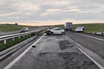 Фото: Водитель устроил ДТП с ограждением и грузовиком на трассе Кемерово — Новокузнецк 1