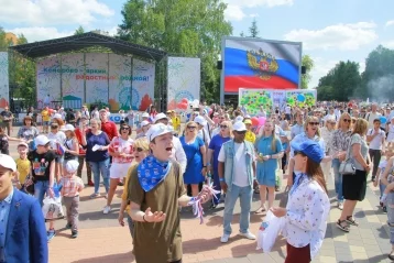 Фото: Более 500 кемеровчан спели гимн России на бульваре Строителей 5