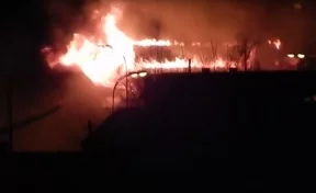 Появилось видео крупного пожара в кемеровском автосервисе