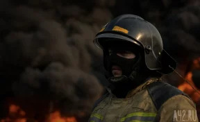В Липецке тушат мощный пожар в промзоне на площади в 2 500 квадратных метров