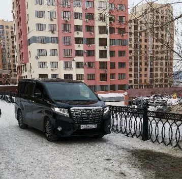 Фото: «Создаёт опасность для пешеходов»: в Кемерове водитель иномарки устроил катание по набережной в центре города 1