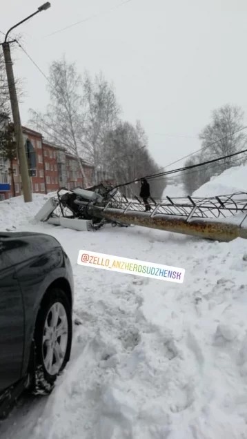 Фото: Вышка сотовой связи упала на автомобильную дорогу в кузбасском городе 1