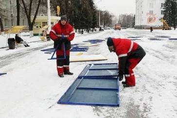 Фото: В Кемерове начали монтировать ледовую площадку на площади Советов 2