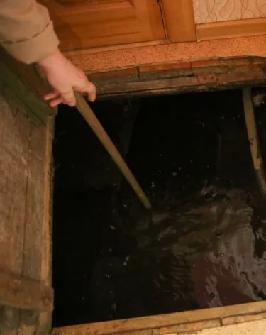 «Мы что, как в Белово, будем карпов выращивать?»: кемеровчане пожаловались на сильное затопление подвала