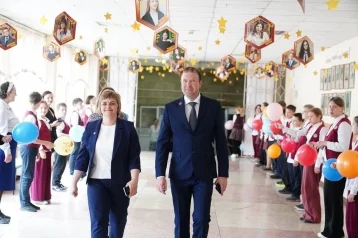 Фото: Мэр Кемерова объяснил, почему посетил последний звонок в гимназии №17 1