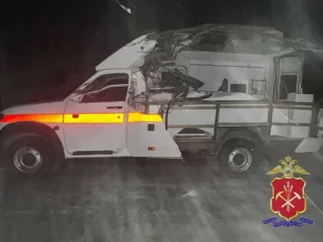 Фото: В Кузбассе грузовик столкнулся со скорой: пострадала фельдшер 1