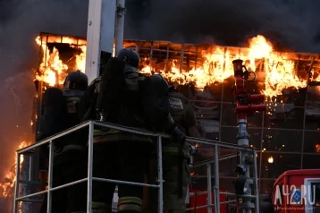 Фото: В МЧС назвали предварительную причину пожара в кемеровском автосалоне 1