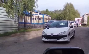 Кемеровчан возмутил мастер парковки, перегородивший дорогу около детсада