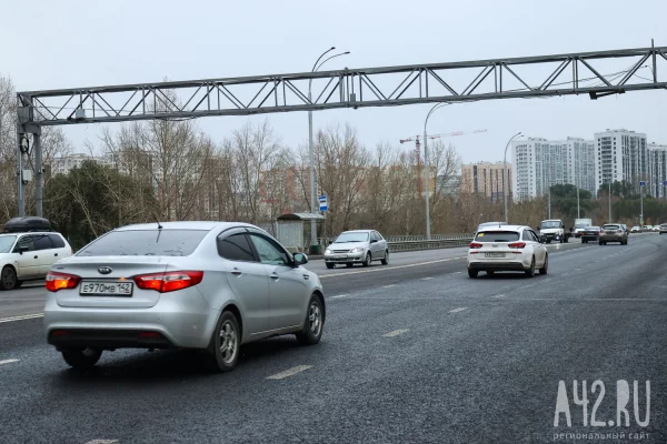  «Люди колобком скатываются»: кемеровчанку возмутило отсутствие лестницы у остановки на Кузбасском мосту